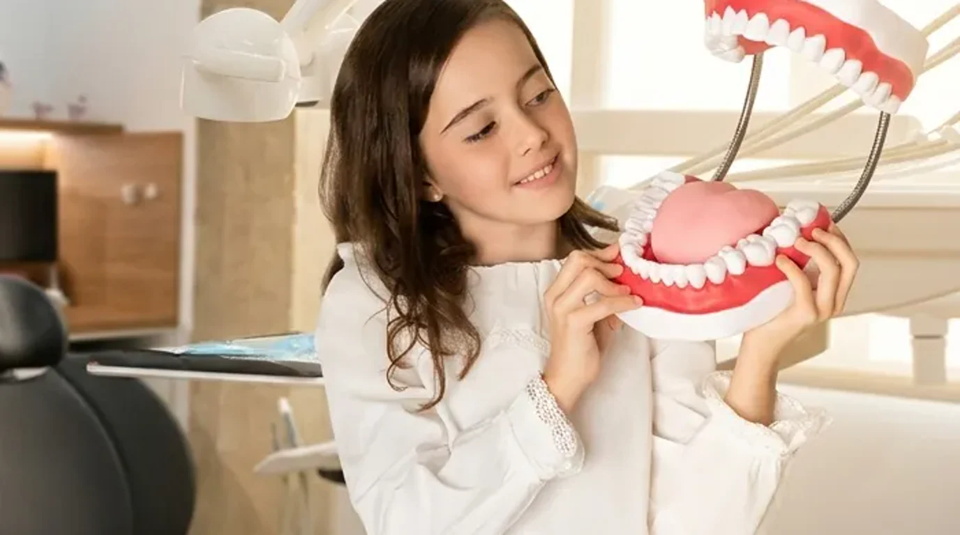 Niño sonriendo durante una revisión de ortodoncia infantil en Elche.
