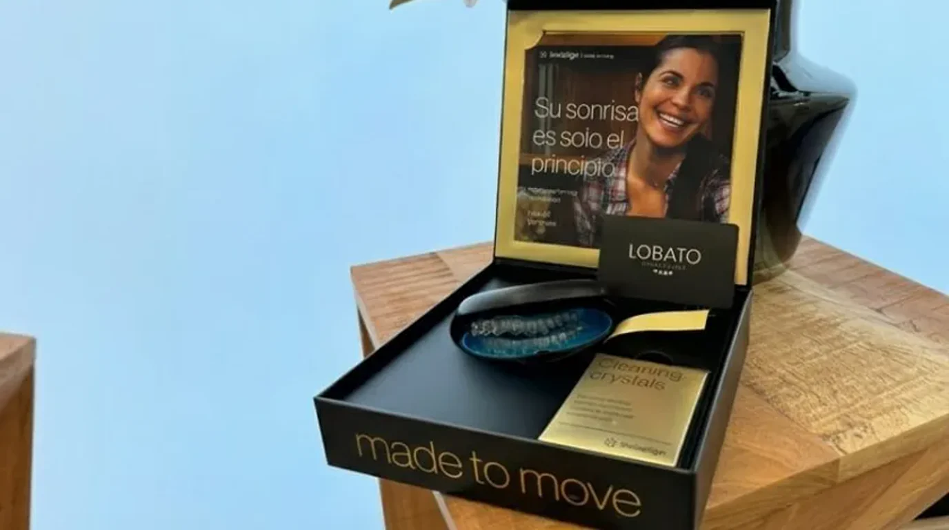 Mujer adulta con ortodoncia invisible